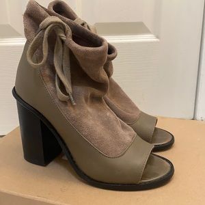 KELSI DAGGER PEEPTOE SUEDE BOOTIE IN MUSHROOM SZ 8